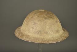 Casque anglais MkI nominatif. Named British MkI helmet — miniature 8