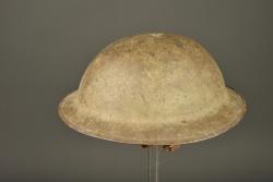 Casque anglais MkI nominatif. Named British MkI helmet — miniature 9