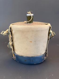 Bidon anglais avec harnais web et quart émaillé. British canteen with web harness and enamel mug — miniature 1