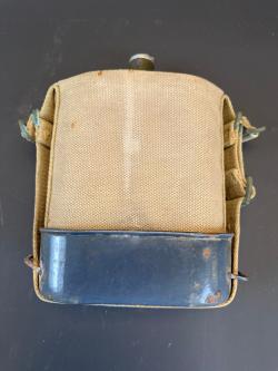 Bidon anglais avec harnais web et quart émaillé. British canteen with web harness and enamel mug — miniature 2