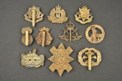 Lot de 10 cap badges anglais d'infanterie modèle economy. Lot of 10 British infantry cap badges, economy pattern — miniature 2