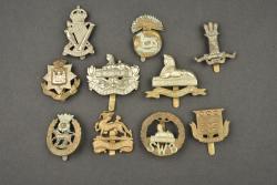 Lot de 10 insignes anglais d'infanterie. Lot of 10 British infantry badges — miniature 1