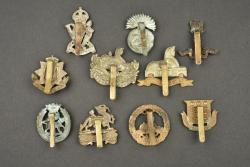 Lot de 10 insignes anglais d'infanterie. Lot of 10 British infantry badges — miniature 2