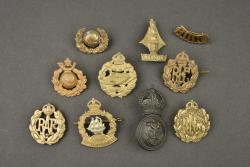Lot de 10 insignes anglais Marine, Tank et Aviation. Lot of 10 British Navy, Tank Corps and Aviation badges — miniature 1