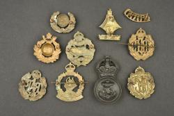 Lot de 10 insignes anglais Marine, Tank et Aviation. Lot of 10 British Navy, Tank Corps and Aviation badges — miniature 2