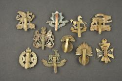Lot de 10 insignes anglais d'infanterie. Lot of 10 British infantry badges — miniature 2