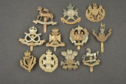 Lot de 10 insignes anglais. Lot of 10 British badges — miniature 1