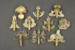 Lot de 10 insignes anglais. Lot of 10 British badges — miniature 2
