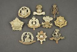 Lot de 10 insignes anglais. Lot of 10 British badges — miniature 1