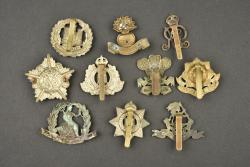 Lot de 10 insignes anglais. Lot of 10 British badges — miniature 2