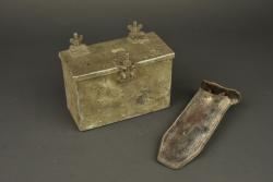 Boîte pour détonateurs anglais et pince à sertir. British detonator box and crimping pliers — miniature 1
