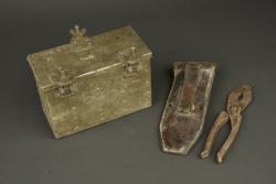 Boîte pour détonateurs anglais et pince à sertir. British detonator box and crimping pliers — miniature 6