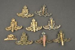 Lot de 9 insignes d'artillerie anglais. Lot of 9 British artillery badges — miniature 2