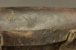 Sacoche cuir pour le trépied de secours de mitrailleuse Vickers. Leather carrying case for the spare tripod of a Vickers machine gun — miniature 2