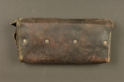 Sacoche cuir pour le trépied de secours de mitrailleuse Vickers. Leather carrying case for the spare tripod of a Vickers machine gun — miniature 3