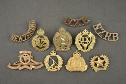 Lot de 10 badges New Zealand. Lot of 10 New Zealand badges — miniature 1