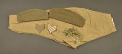 Culotte US en toile, bonnets de police et chevrons. US canvas breeches, overseas caps and chevrons — miniature 1