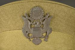 Casquette d'officier américain et paire de jumelles. American officer’s visor cap and pair of binoculars — miniature 11