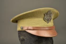 Casquette d'officier américain et paire de jumelles. American officer’s visor cap and pair of binoculars — miniature 14