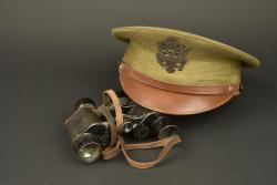 Casquette d'officier américain et paire de jumelles. American officer’s visor cap and pair of binoculars — miniature 1