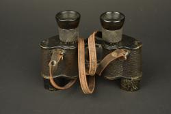 Casquette d'officier américain et paire de jumelles. American officer’s visor cap and pair of binoculars — miniature 4