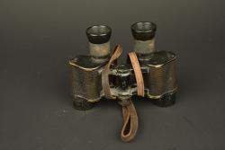 Casquette d'officier américain et paire de jumelles. American officer’s visor cap and pair of binoculars — miniature 5