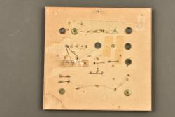 Cadre avec disques de col et insignes américains. Frame with American collar discs and insignia — miniature 2
