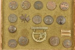 Cadre avec disques de col et insignes américains. Frame with American collar discs and insignia — miniature 3