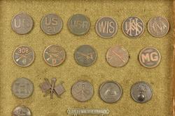 Cadre avec disques de col et insignes américains. Frame with American collar discs and insignia — miniature 4