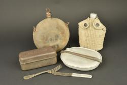 Ensemble de bidons et gamelle US. Group of US canteens and mess tin — miniature 1