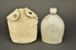 Ensemble de bidons et gamelle US. Group of US canteens and mess tin — miniature 3