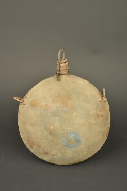 Ensemble de bidons et gamelle US. Group of US canteens and mess tin — miniature 6