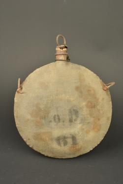 Ensemble de bidons et gamelle US. Group of US canteens and mess tin — miniature 7