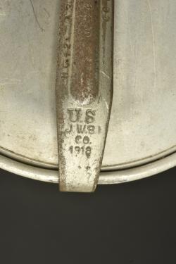 Ensemble de bidons et gamelle US. Group of US canteens and mess tin — miniature 8